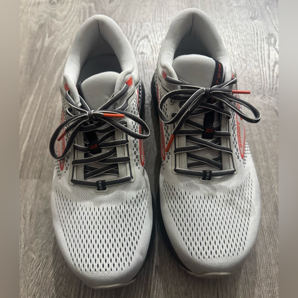 Brooks Beast GTS 23

11.5 2e
Wide 
Worn for 1 day. 

No issues at all.